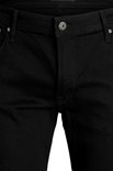 Detail van zwarte spijkerbroek met knoopsluiting en stiksels.