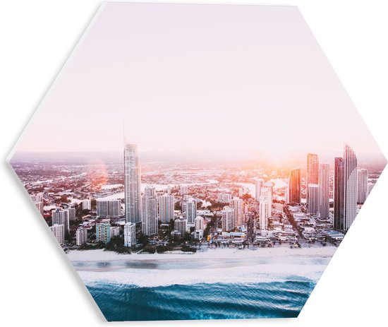 PVC Schuimplaat Hexagon - Skyline van Stad in Australie met Strand - 30x26.1 cm Foto op Hexagon (Met Ophangsysteem)