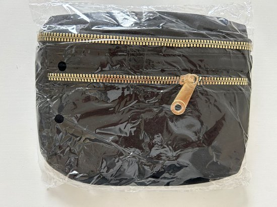 Zwarte heuptas met twee gouden ritsen, verpakt in plastic.