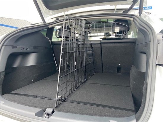 Foto: Tesla model y hondenrek en scheidingsrek compleet van kleinmetall masterline interieur accessoires nederland en belgi 