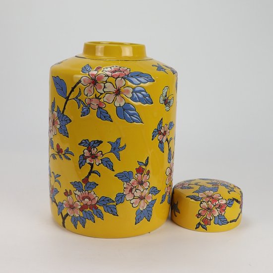 Gele pot met deksel, versierd met roze bloemen, blauwe bladeren en een vlinder.