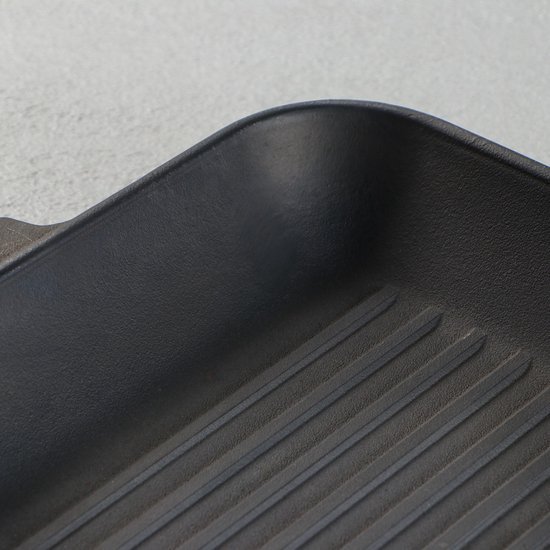 MAYSTERNYA Grillpan Gietijzer - 28 x 28 x 4 cm - Geschikt Voor Inductie - Steakpan - Grillen - Bakken - BBQ Accessoires - Grillplaat - Barbecue - Gietijzer - Pannenset - Barbecue Cadeau - Cadeau - Cadeaupakket - Mat Zwart