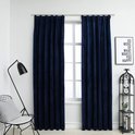 Donkerblauwe fluwelen gordijnen met plooien, voor een raam.