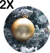 BWK Luxe Ronde Placemat - Gouden Kerstbal in besneeuwde Boom - Set van 2 Placemats - 50x50 cm - 2 mm dik Vinyl - Anti Slip - Afneembaar