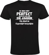 Ik ben niet perfect maar ik ben een De Jager en dat is eigenlijk hetzelfde Heren T-shirt - feest - familie - achternaam - relatie - verjaardag - jarig - trots - gezin - zoon - vader - papa - broer - cadeau - humor - grappig