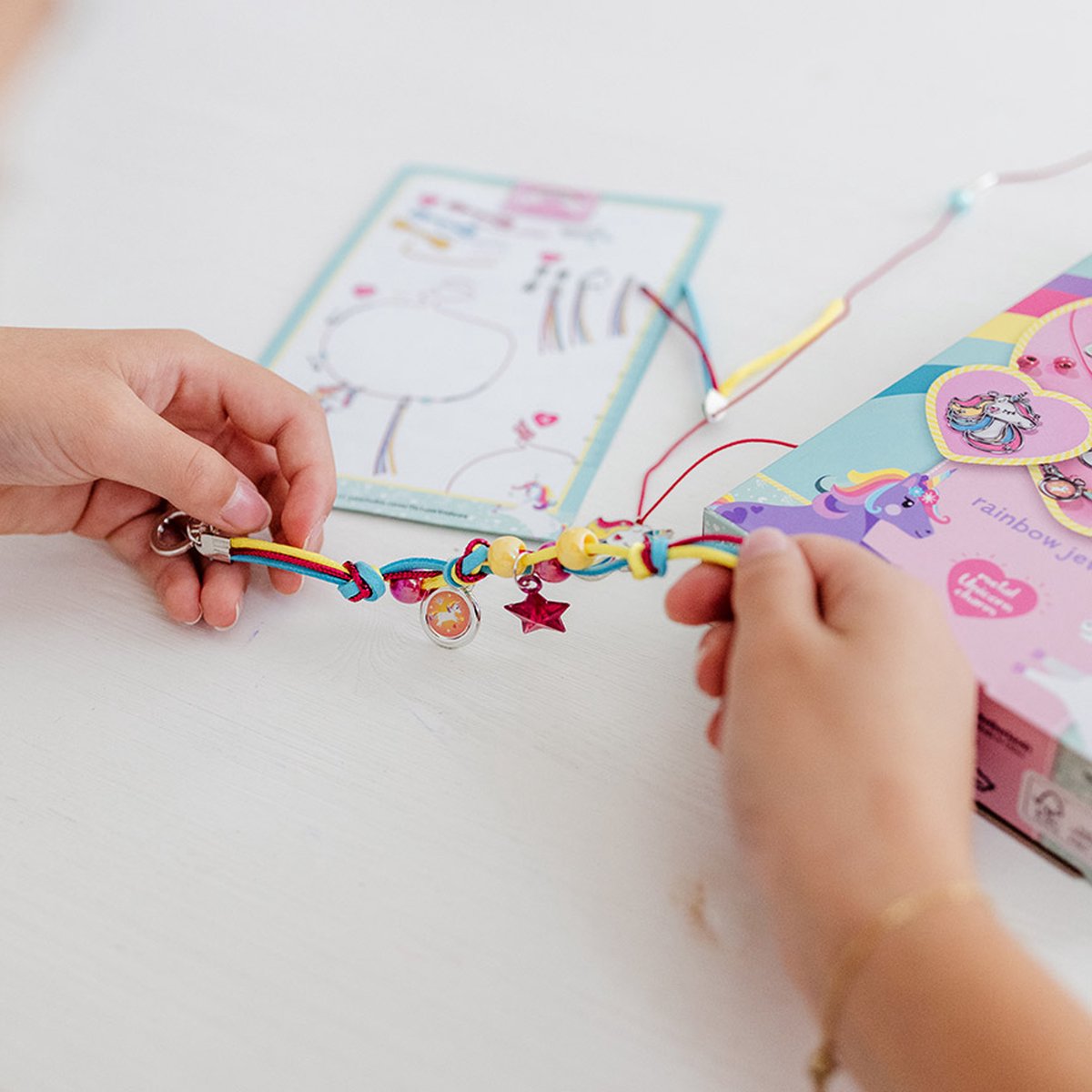 Totum Unicorn 2 armbandjes en ketting maken sieraden knutselset | knutselen speelgoed meisjes vanaf 5 jaar | 25-delig met metalen unicorn bedel — cadeau in Spellen & Speelgoed - foto 5