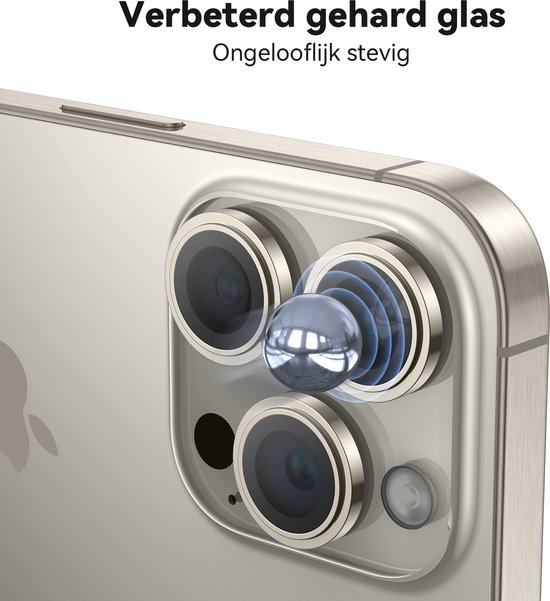 Zilverkleurige cameralensbeschermers op de lenzen van een champagnekleurige telefoon. Een zilveren bal wordt aangetrokken tot de lenzen. "Verbeterd gehard glas"