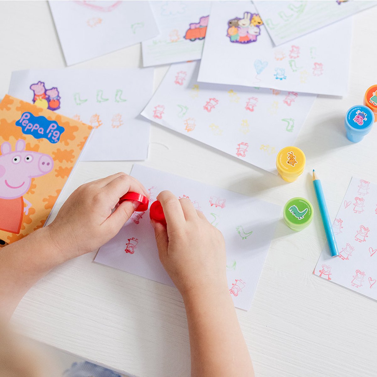Kit Créatif Peppa Pig - 5 Tampons Auto-encreurs + Coloriage Et Crayons | Idéal Pour Les Enfants Dès 3 Ans