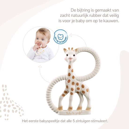 Baby met witte Sophie de Giraf bijtring met bruine stippen. Gemaakt van zacht, natuurlijk rubber om op te kauwen.