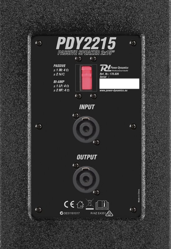 Close-up van de achterkant van een luidspreker met aansluitingen en de tekst 'PDY2215 PASSIVE SPEAKER 2x15" 1600 Watt'.