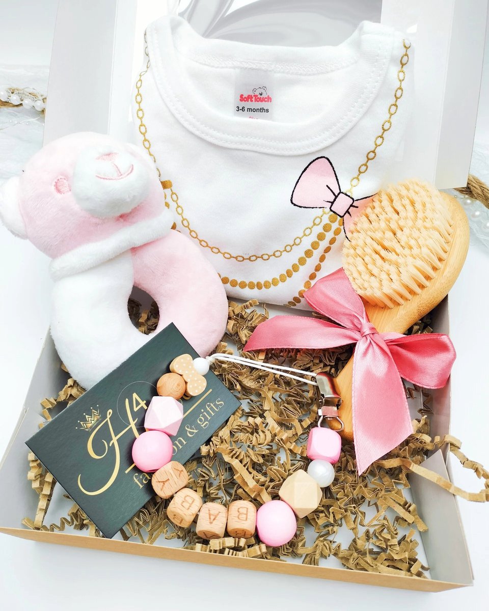 Kraamcadeauset 4 stuks - Hawsaz.nl cadeau - Cadeaubox - Cadeau met naam - Kraamcadeau - Gepersonaliseerd cadeau - Babygeschenksets - Geboortecadeau - Kraampakket - Bijtring - Rammelaar- Houten borstel - Speenkoord - Geschenkset - Rompertje - new born – foto 3