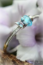 Urn-Gedenk Dames Armband rvs zilver Bangle met Crematie-as Glas Bedel Turquoise én 925 Zilver Turquoise Vlinder Bedel - 2 rvs Stoppers- Armband Voor Dames-Herinneringssieraad-Assieraad-Crematie-as verwerking in glas-Herdenkingssieraad