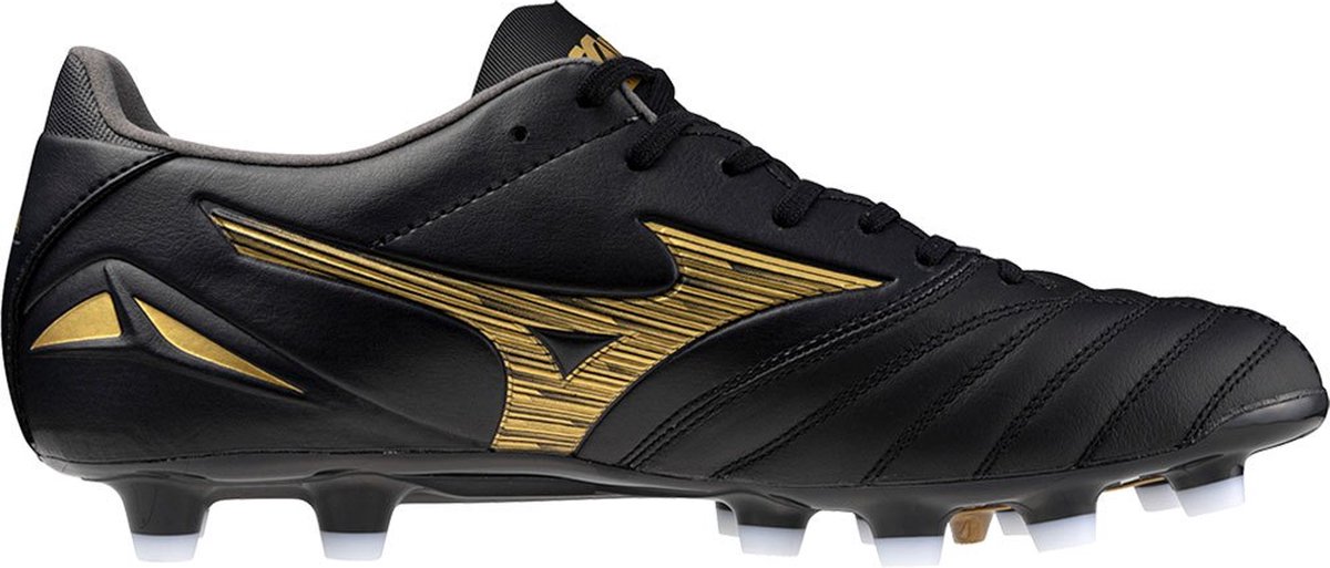 Mizuno Morelia Neo IV Pro voetbalschoenen in zwart met gouden details, gemaakt van K-leer voor een blootsvoets gevoel.