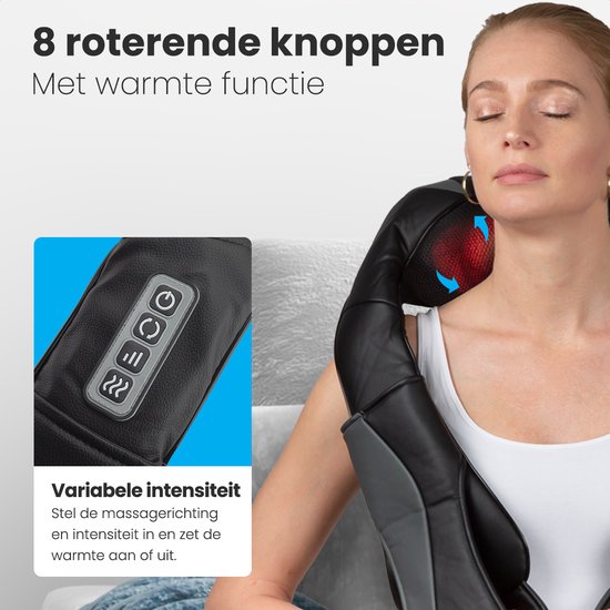 Close-up van een vrouw die een nekmassageapparaat gebruikt, met een detail van het bedieningspaneel met knoppen voor richting, intensiteit en warmte.