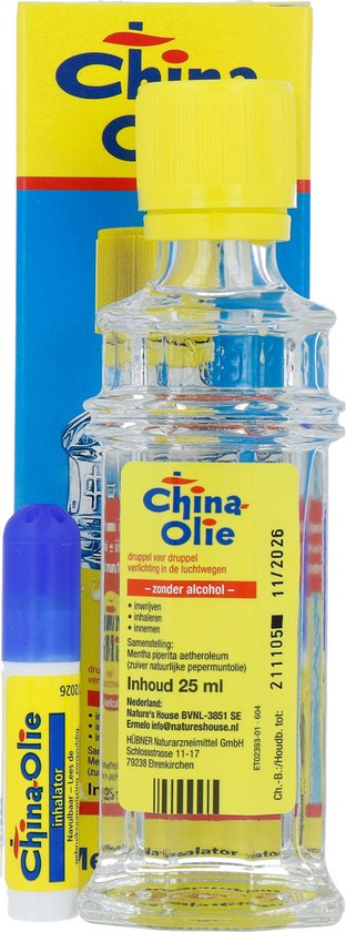 Flesje China Olie en inhalator. Flesje met gele dop, 25 ml. Inhalator met blauwe dop.