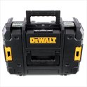 Zwarte DeWalt TSTAK opbergkoffer met gele accenten en draaggreep.