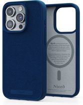 Njord Collections Suede Comfort+ Telefoonhoesje - Geschikt voor iPhone 15 Pro - Gereycled / Duurzaam materiaal - 2M valbescherming - Mag compatibel – Blauw
