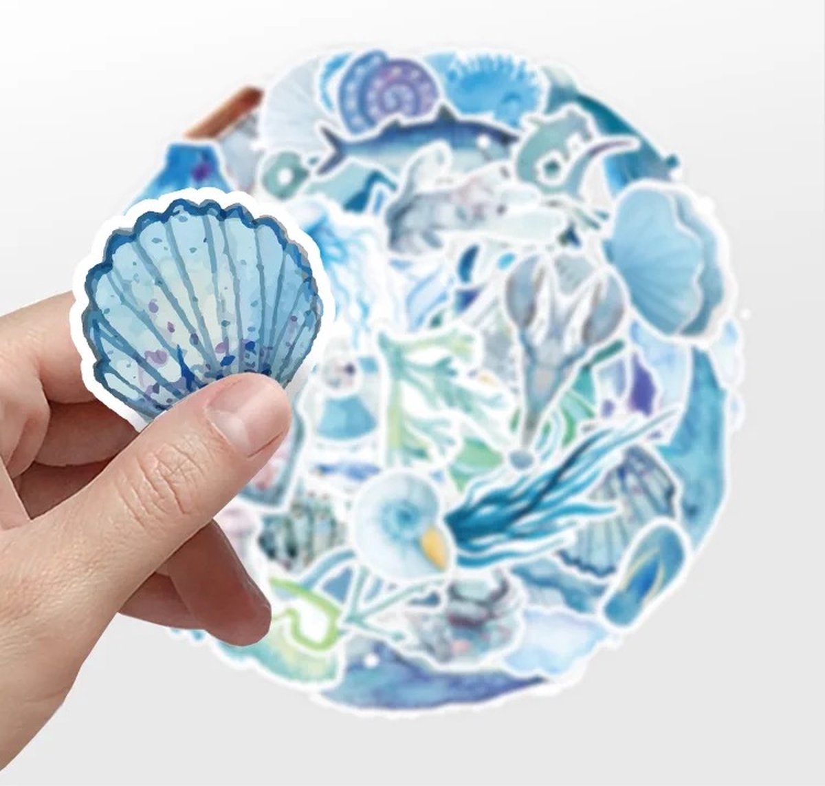 Oceaan Stickers 50 Stuks | Aquarel Stickers | Schelpen | Vissen | Walvis | Blauw | Zeepaardje | Zeeleven | Laptop Stickers | Stickers Kinderen en Volwassenen | Stickervellen | Plakstickers | Koffer Stickers | Stickers Bullet Journal en Planner — afbeelding 5