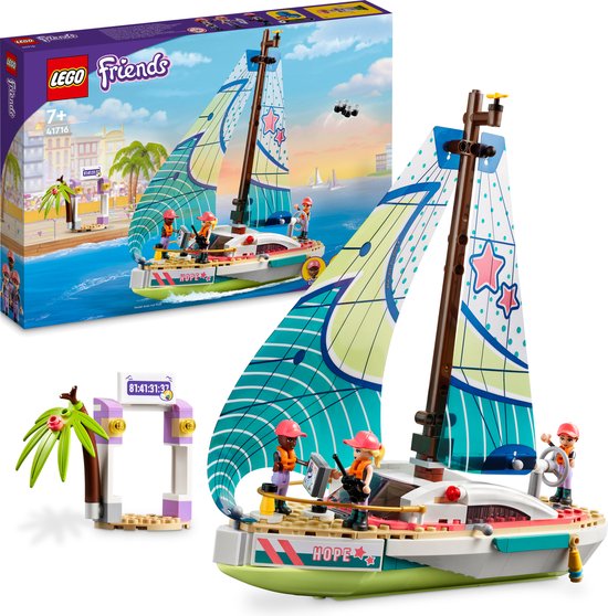 LEGO Friends zeilboot set met boot, poppetjes en racepoort, naast de doos.