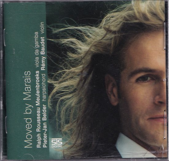 Close-up portret van een man met wapperend blond haar.