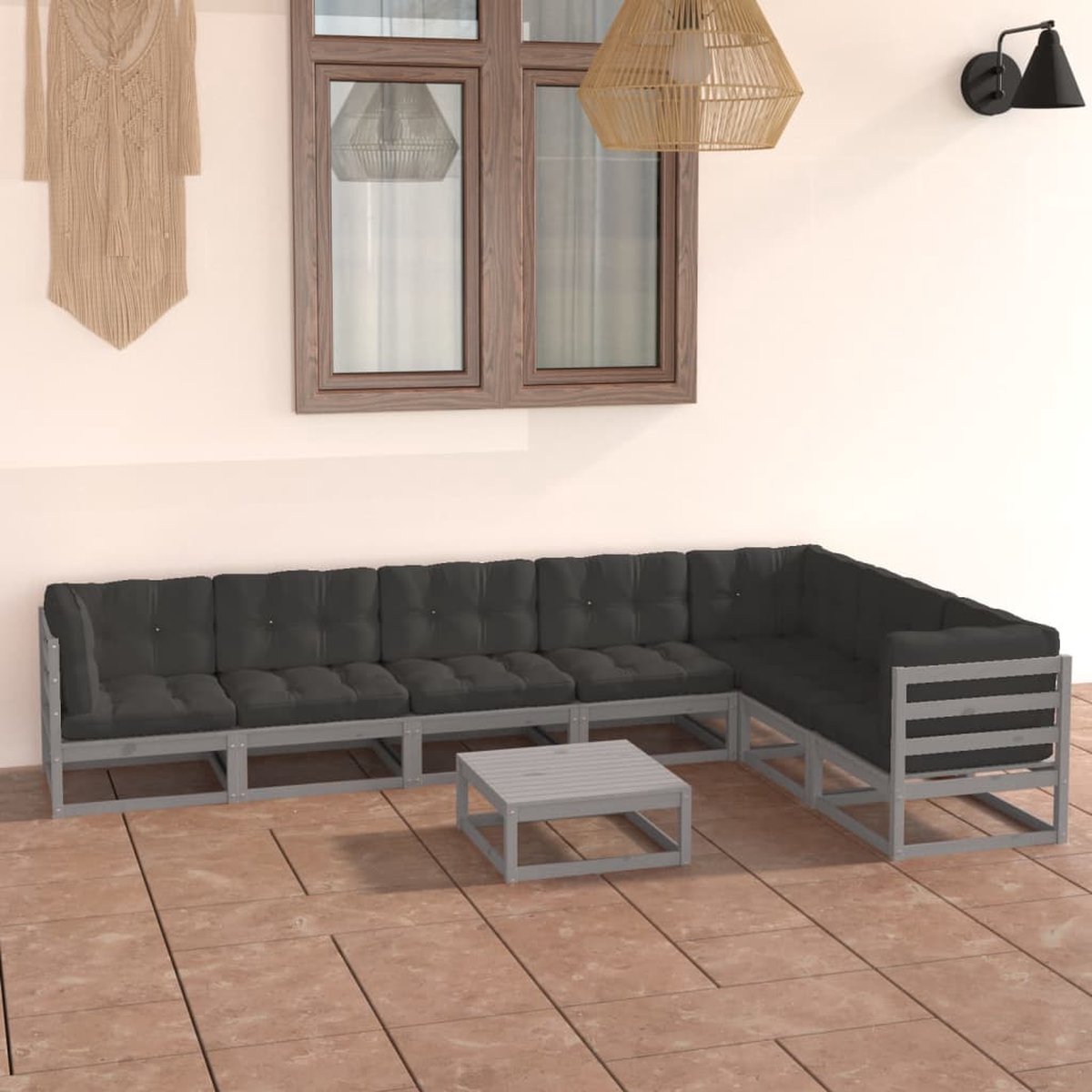 Loungeset van massief grenenhout in grijs met kussens.