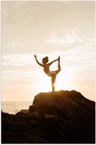 Poster Glanzend – Ballerina in Positie op Top van Berg bij de Zee - 40x60 cm Foto op Posterpapier met Glanzende Afwerking