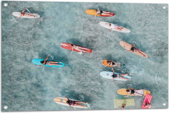 Tuinposter – Bovenaanzicht van Groep Surfers op Verschillende Kleuren Planken - 90x60 cm Foto op Tuinposter (wanddecoratie voor buiten en binnen)