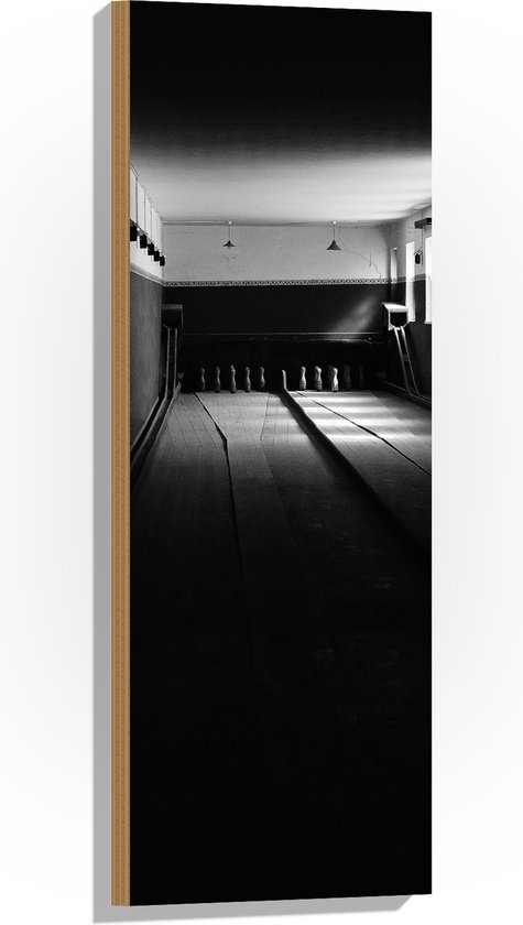 Hout - Bowlingbaan in het Donker (Zwart-wit) - 30x90 cm - 9 mm dik - Foto op Hout (Met Ophangsysteem)