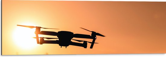 Dibond - Silhouet van Laagvliegende Drone bij Zonsondergang - 90x30 cm Foto op Aluminium (Met Ophangsysteem)