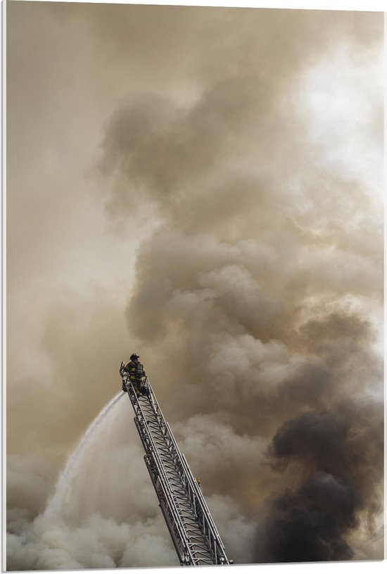 Acrylglas - Brandweerman in Actie bij Grote Rookwolk - 60x90 cm Foto op Acrylglas (Met Ophangsysteem)