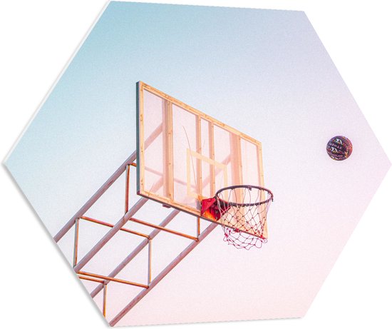 PVC Schuimplaat Hexagon - Bal Vallend in Basket onder Blauwe Lucht - 70x60.9 cm Foto op Hexagon (Met Ophangsysteem)