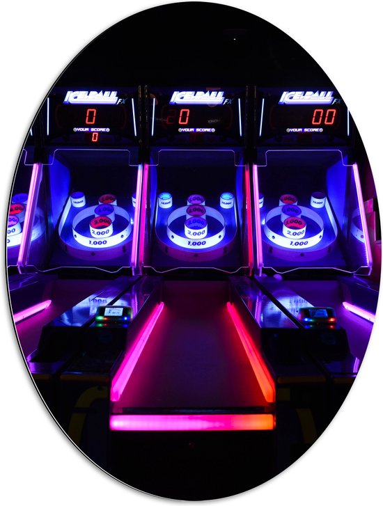 Dibond Ovaal - Ballengooien Spel in Arcade Hal - 60x80 cm Foto op Ovaal (Met Ophangsysteem)