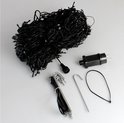 Een bundel met 360 LED-lichtjes, met transformator, stekker en grondpennen.