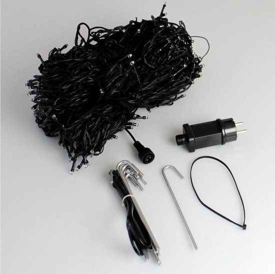 Een bundel met 360 LED-lichtjes, met transformator, stekker en grondpennen.