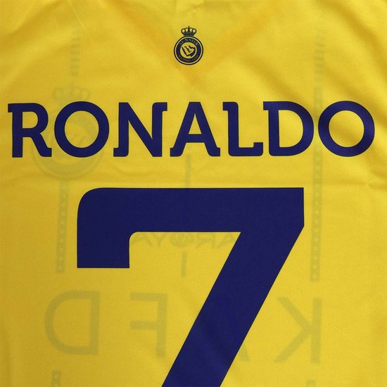 Close-up van een geel voetbalshirt met de blauwe bedrukking 'RONALDO' en nummer '7'. Clublogo zichtbaar op de borst.
