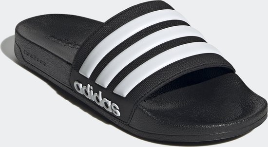 Bade slipper adidas noire avec trois bandes blanches et logo adidas sur la bride.