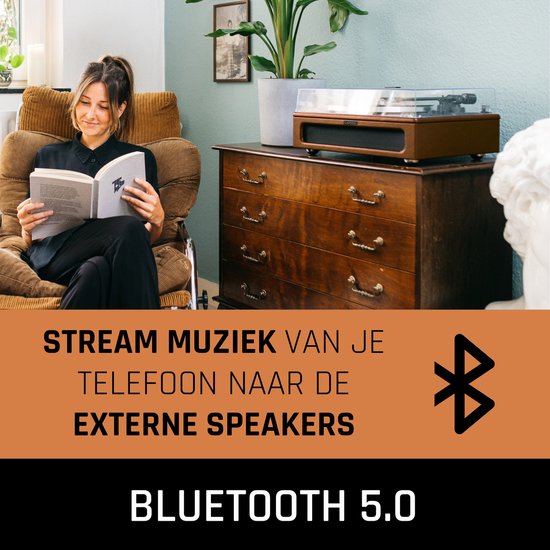Vrouw leest boek naast bruine platenspeler op antieke kast. Tekst: 'Stream muziek van je telefoon naar externe speakers. Bluetooth 5.0'.