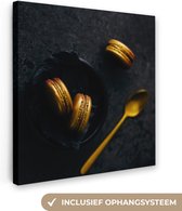 Canvas schilderij - Foto op canvas - Woonkamer decoratie - Macarons - Lepel - Goud - Zwart - Stilleven - 50x50 cm