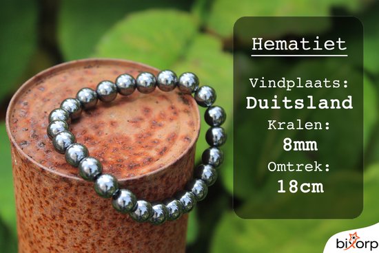 Grijze hematit edelsteen armband van 8mm kralen op een roestige paal.