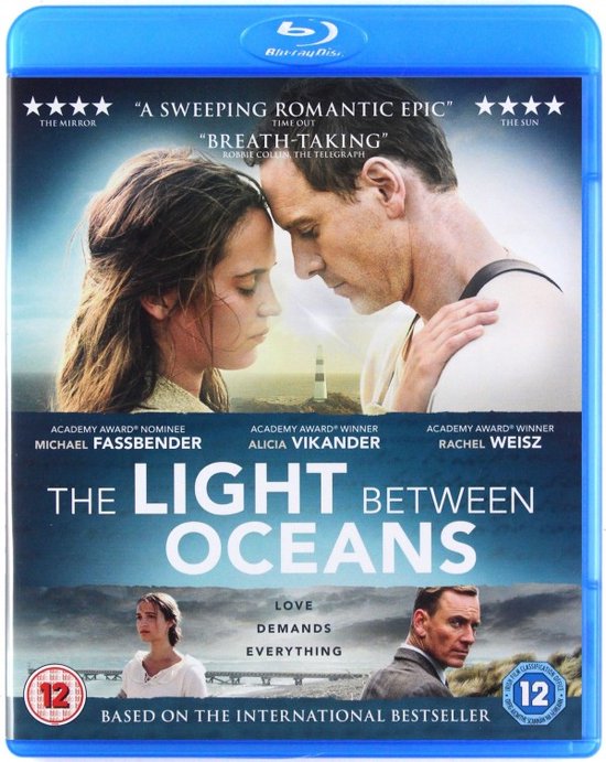 Blu-ray hoes van 'The Light Between Oceans' met een man en vrouw die hun hoofden tegen elkaar leggen met een vuurtoren op de achtergrond.