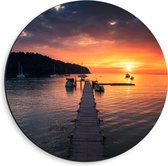 Dibond Muurcirkel - Pier - Zonsondergang - Zee - Berg - Bomen - Boten - 40x40 cm Foto op Aluminium Muurcirkel (met ophangsysteem)