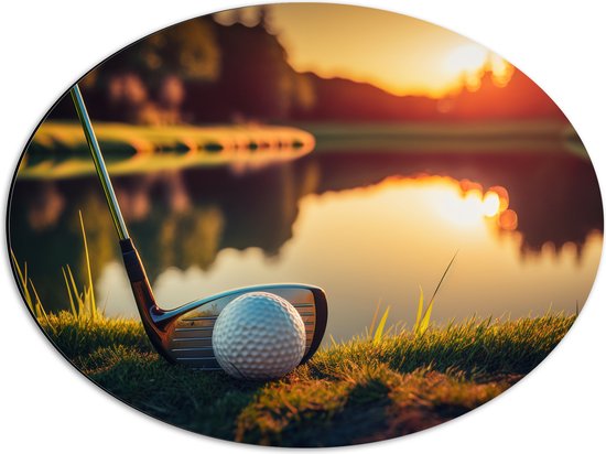 Dibond Ovaal - Golf - Golfbal - Golfclub - Zonsondergang - Gras - Water - 56x42 cm Foto op Ovaal (Met Ophangsysteem)