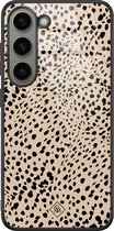 Casimoda® hoesje - Geschikt voor Samsung Galaxy S23 - Stippen bruin abstract - Luxe Hard Case Zwart - Backcover telefoonhoesje - Bruin/beige