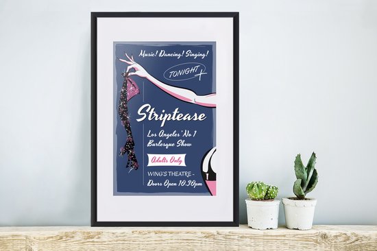 Illustration d'une pin-up avec un vêtement à la main
