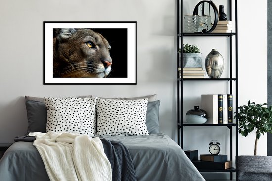 Photo encadrée - Puma sur fond noir cadre photo noir avec passe partout blanc 60x90 90x60 cm - Affiche encadrée (Décoration murale salon / chambre)
