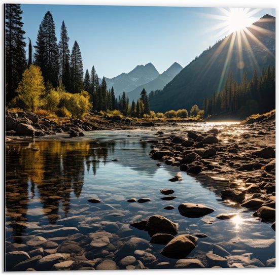 Dibond - Zon Verdwijnend Achter Berg langs Rivier Omringd door Stenen - 50x50 cm Foto op Aluminium (Met Ophangsysteem)