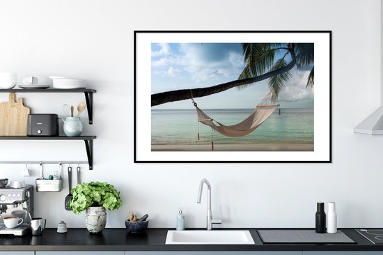Photo encadrée - Hamac attaché à un palmier près d'une plage Cadre photo noir avec passe-partout blanc xxl 120x80 cm - Affiche encadrée (Décoration murale salon / chambre) / Mer et plage