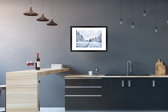 Photo en cadre - Une route enneigée entourée d'un cadre photo paysage d'hiver noir avec passe-partout blanc 60x40 cm - Affiche sous cadre (Décoration murale salon / chambre)