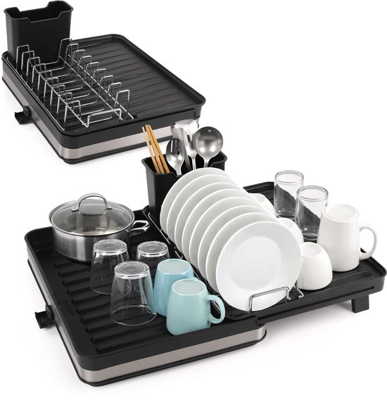 Zwart afdruiprek in twee configuraties. Een kleinere unit boven, en een grotere, uitgeschoven unit eronder met witte borden, mokken, glazen, bestekhouder en pot.