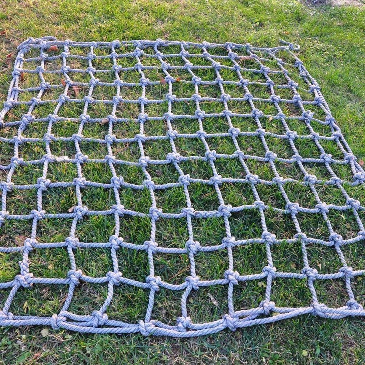 Klimbagagenet voor kinderen en volwassenen - duurzaam speeltuin veiligheidsnet voor binnen en buiten, eenvoudige installatie voor boomklimmen, schommel en touwladder (1,5 m x 4 m)
